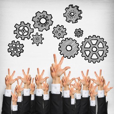 Bir grup iş adamı ahşap arka planda jestler gösteriyor.