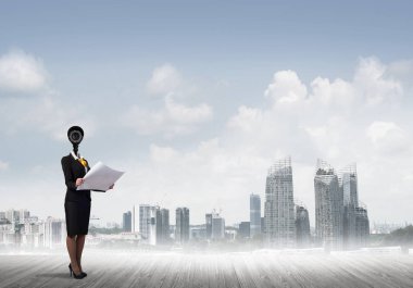 Kamera başlıklı kadınla güvenlik ve gizlilik koruması kavramı