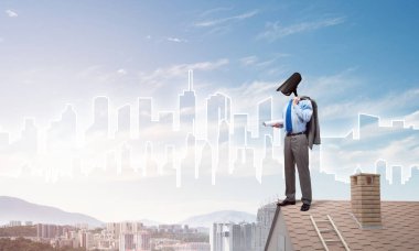 Kamera başlıklı adamla ev güvenliği ve mahremiyet koruması kavramı