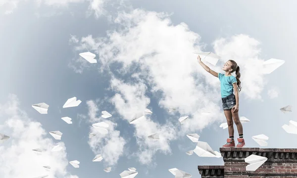 Schattig Gelukkig Kind Meisje Bouw Top Spelen Met Papier Vliegtuig — Stockfoto
