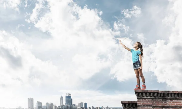 Schattig Gelukkig Kind Meisje Bouw Top Spelen Met Papier Vliegtuig — Stockfoto