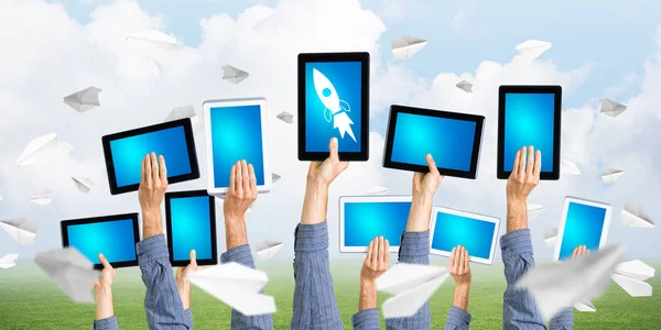 Sluiten van zakenman handen in lijn tonen tablet pc met blanco blauw scherm — Stockfoto