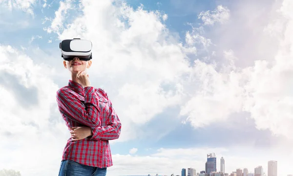 Junge Kaukasierin Mit Virtual Reality Helm Vor Stadtbild Hintergrund — Stockfoto