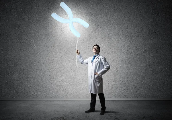 Imagen Conceptual Médico Joven Exitoso Uniforme Blanco Interractando Con Estructura — Foto de Stock