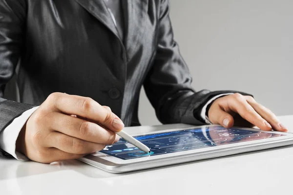 Mediatechnologieën voor het bedrijfsleven als concept met vrouwen die op tablet werken — Stockfoto