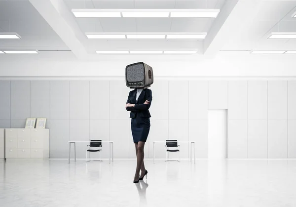 Geschäftsfrau Anzug Mit Einem Alten Fernseher Statt Mit Verschränkten Armen — Stockfoto