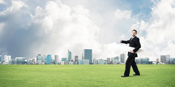 Immagine Concettuale Giovane Uomo Affari Successo Tuta Nera Che Punta — Foto Stock