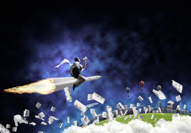 Açık alan ve Dünya gezegeninin kağıtlarla arka plan üzerinde uçan arasında roket üzerinde uçan takım elbiseli genç işadamı kavramsal görüntü.