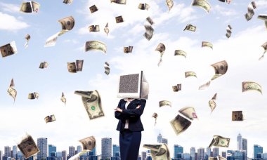 Başı yerine monitörü olan bir iş kadını..