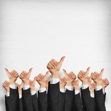 Bir grup iş adamı ahşap arka planda jestler gösteriyor.