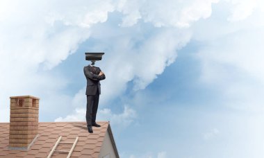 Kamera başlıklı adamla güvenlik ve gizlilik koruması kavramı