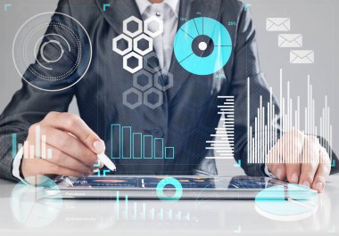Tablet üzerinde çalışan kadınlar için konsept olarak medya teknolojileri
