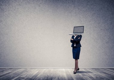 İş kadını baş yerine dizüstü bilgisayar ile.