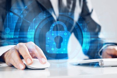 Klavye üzerinde kadın yazarak şifre ile Internet güvenlik kavramı