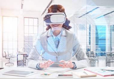 Kendinden emin ve başarılı bir iş kadını ile güvenlik arabirimi oluşturmak ve sanal gerçeklik kulaklık kullanarak ofis içinde oturan takım elbiseli