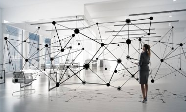 Modern ofis içi ve sosyal bağlantı kavramında zarif bir iş kadını. Karışık ortam