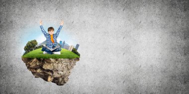 ECO konsepti yüzen ada ve üzerinde kitap oturan mutlu çocuk.