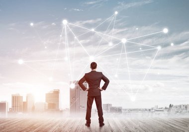 İşadamı arkasını kolluyor ve ağ çizimi kavramına bakıyor