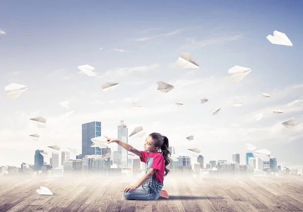 Schattige Jongen Meisje Zittend Houten Vloer Papier Vliegtuigen Rondvliegen — Stockfoto