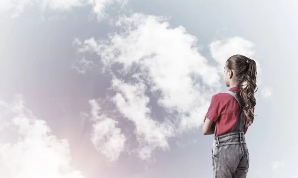 Menina Bonito Macacão Contra Fundo Céu Sonhando Com Futuro — Fotografia de Stock