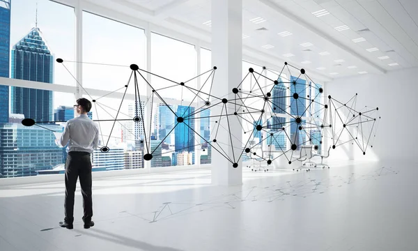 現代的なオフィスのインテリアと社会的な接続の概念でエレガントなビジネスマン 混合メディア — ストック写真