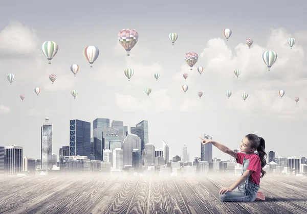 Schattig Kind Meisje Zitten Houten Vloer Aerostaten Vliegen Lucht — Stockfoto