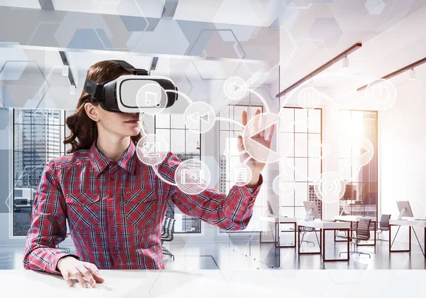 Konceptuell Bild Ung Kvinna Rutig Skjorta Med Virtual Reality Headset — Stockfoto