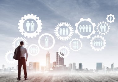 Modern şehir manzarası ve vites bağlantısı fikrine bakan işadamlarının arka planı