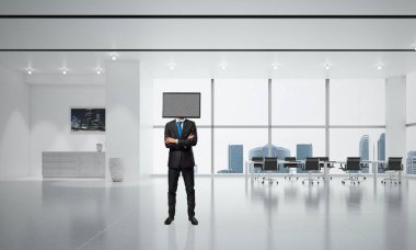 kafa yerine tv ile işadamı.
