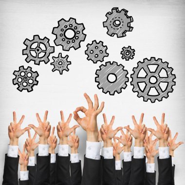 Bir grup iş adamı ahşap arka planda jestler gösteriyor.