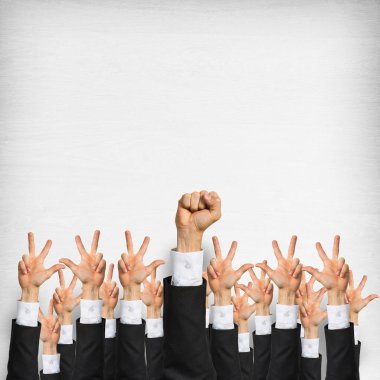 Bir grup iş adamı ahşap arka planda jestler gösteriyor.