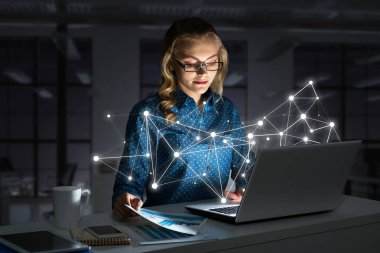 Gülümseyen güzel kız parlayan dizüstü bilgisayar ekranına bakıyor. 3d oluşturma