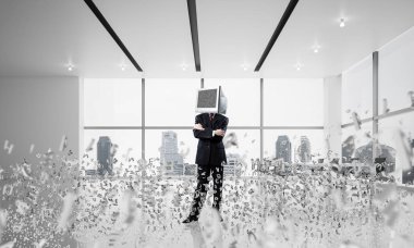 Başı yerine monitörü olan bir iş adamı..