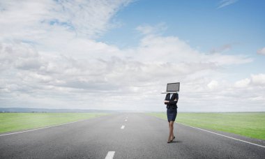 İş kadını baş yerine dizüstü bilgisayar ile.