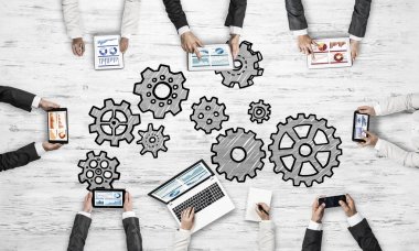 Masada oturan ve alet kullanan iş adamlarının en iyi görüntüsü.