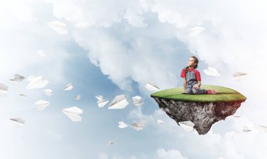 Gökyüzünde yüzen bir adada oturan tatlı, gülümseyen bir kız.