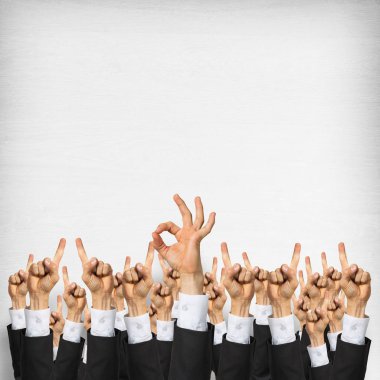 Bir grup iş adamı ahşap arka planda jestler gösteriyor.