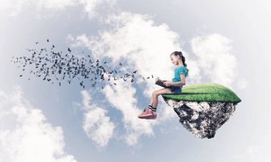 Gökyüzü adasında yüzen tatlı gülümseyen genç kız kitap okuyor.