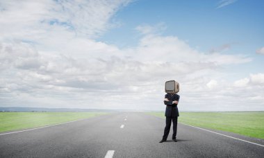 İşadamı kafa yerine eski Tv ile.