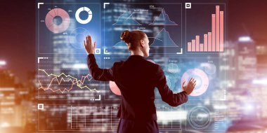 Sanal panel ve gece şehir vasıl geçmiş çalışma iş kadını arkadan görünüm