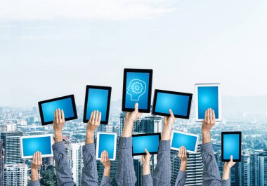 Boş mavi scr ile tablet pc gösteren satır da adam ellerinin yakın