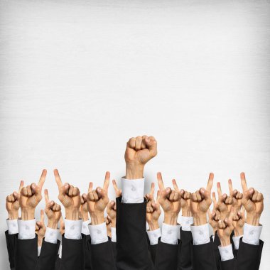 Bir grup iş adamı ahşap arka planda jestler gösteriyor.