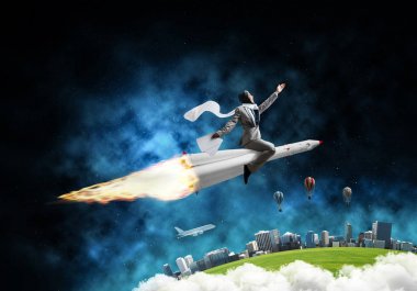 Arka plan üzerine açık alan ve dünya ile roket üzerinde uçan takım elbiseli genç işadamı kavramsal görüntü.