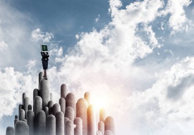 Başı yerine monitörü olan bir iş kadını..