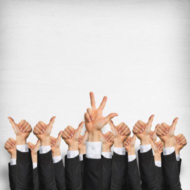 Bir grup iş adamı ahşap arka planda jestler gösteriyor.