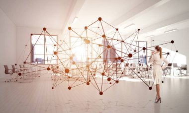 Modern ofis içi ve sosyal bağlantı kavramında zarif bir iş kadını. Karışık ortam