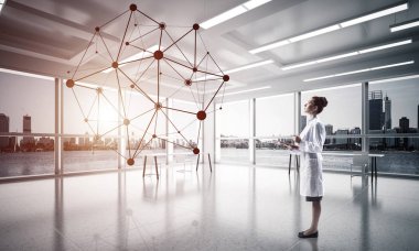 Kendine güvenen tıbbi sanayi çalışanı beyaz hastane binası içinde duran ve siyah ağ yapısı inceleyerek. Medikal endüstri için modern teknolojiler