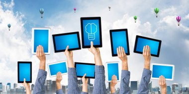 Tablet bilgisayarını boş mavi ekranla gösterme kuyruğunda adamın ellerini kapat