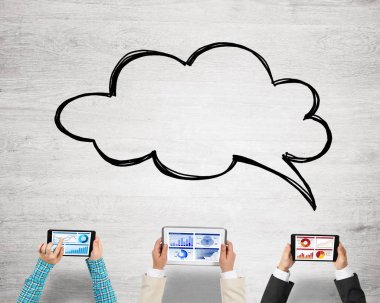 Masada oturan ve alet kullanan iş adamlarının en iyi görüntüsü.