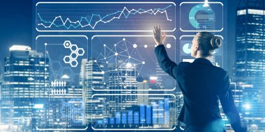 Sanal panel ve gece şehir vasıl geçmiş çalışma iş kadını arkadan görünüm